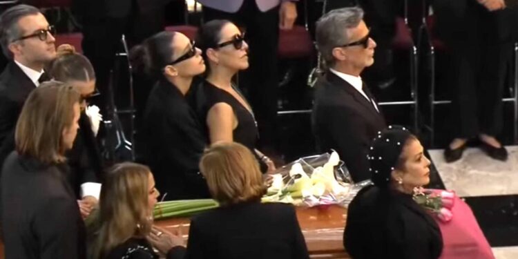 Humberto Zurita acompañó a Stephanie Salas para despedir a Silvia Pinal en Bellas Artes