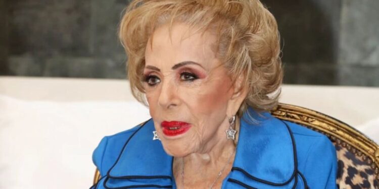 Incertidumbre y hermetismo en la salud de Silvia Pinal; toda su familia la acompaña en el hospital