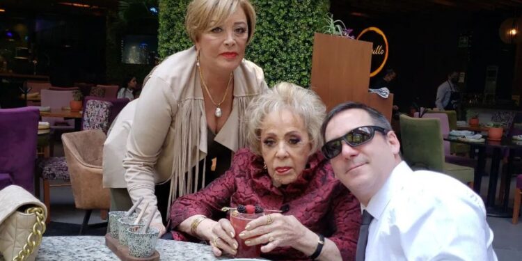 Luis Enrique Guzmán confirmó que a Silvia Pinal se le colapsó un pulmón: 'Está delicada'