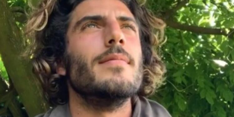 Quién es Axel Pons, el deportista que cambió su vida de lujos por recorrer el mundo descalzo