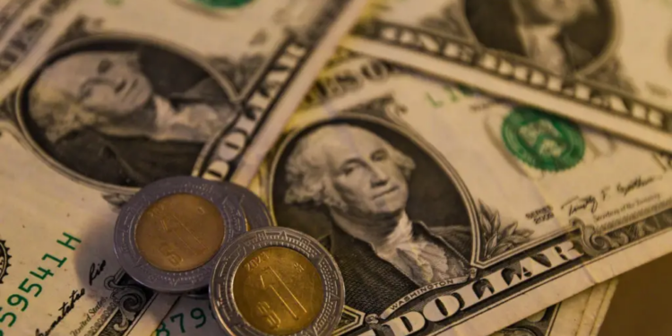Tipo de cambio supera 20 pesos por dólar