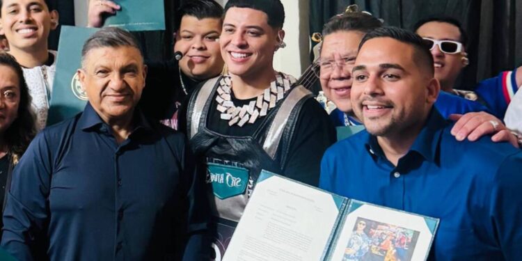 Grupo Firme fue galardonado en Puerto RicoGrupo Firme fue galardonado en Puerto Rico