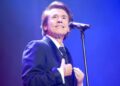 Julio Iglesias y otros famosos envían mensajes de apoyo a Raphael tras ser hospitalizado