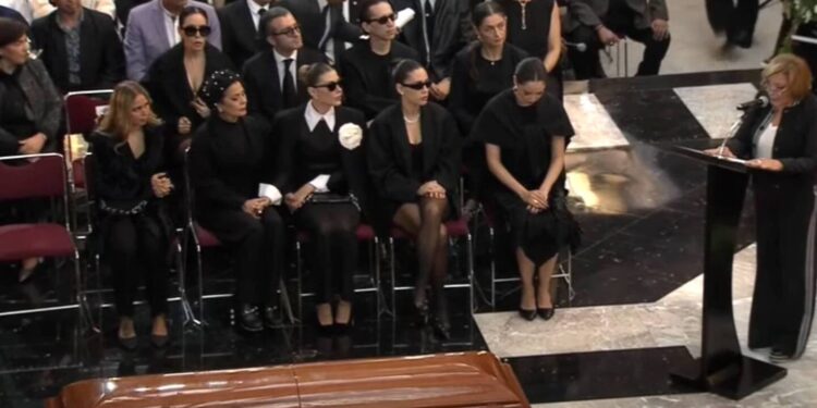 "Las hijas andaban en un restaurante" en lugar de recibir cenizas de Silvia Pinal: Pepillo Origel