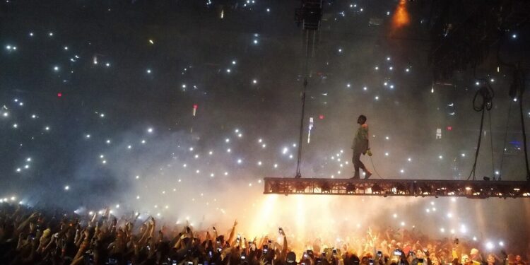 ¡La intimidad de un famoso cantante quedó al descubierto en pleno escenario! El VIDEO viral