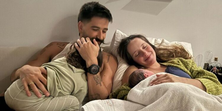CAMILO Y EVALUNA MONTANER CON SU HIJA AMARANTO.jpg