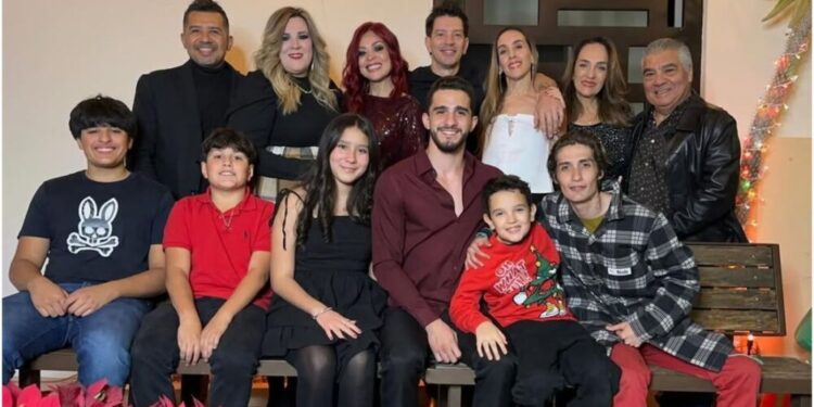 yahir y su hijo tristán en la cena de Nochebuena