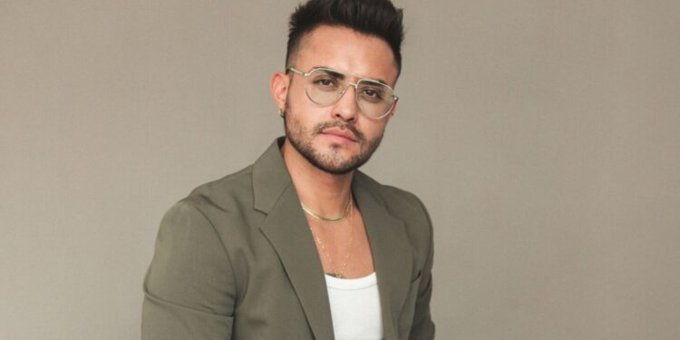 Con un toque ochentero pop lanza canción y en el video lo acompaña Irina Baeva
