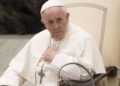 ¡Papa Francisco sufre fuerte golpe en el rostro luego de accidente!