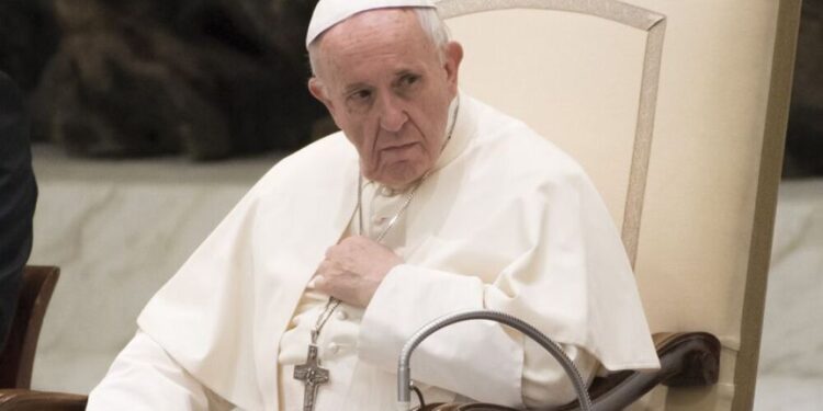 ¡Papa Francisco sufre fuerte golpe en el rostro luego de accidente!