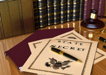 Trump evalúa usar “secreto de estado” en deportaciones.