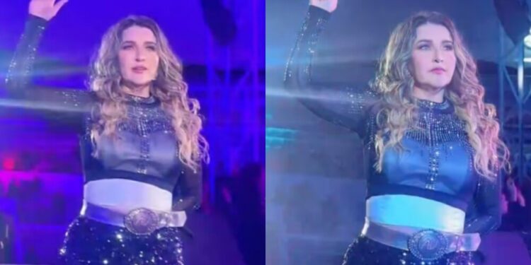 Alicia Villarreal hace la señal de auxilio.jpg
