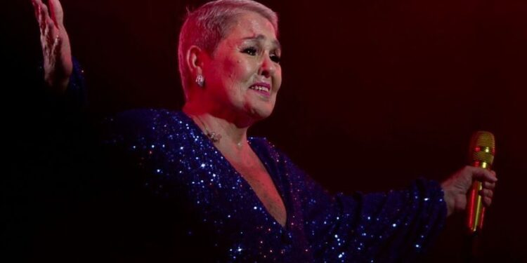 Lupita D’Alessio arremete contra los que dicen que da conciertos en silla de ruedas: ‘Me quieren ver grave’