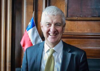 El Gobierno de Boric deja caer al director del Servicio de Impuestos Internos por no pagar las contribuciones de su casa