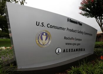 El Supremo de EE UU refuerza el poder ejecutivo de Trump y le permite purgar la agencia reguladora del consumo | Internacional