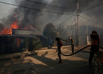 Grecia lucha contra una decena de incendios en plena de ola de calor | Internacional