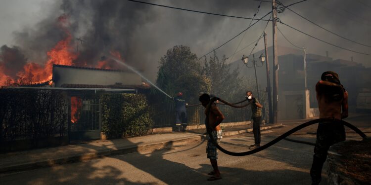 Grecia lucha contra una decena de incendios en plena de ola de calor | Internacional