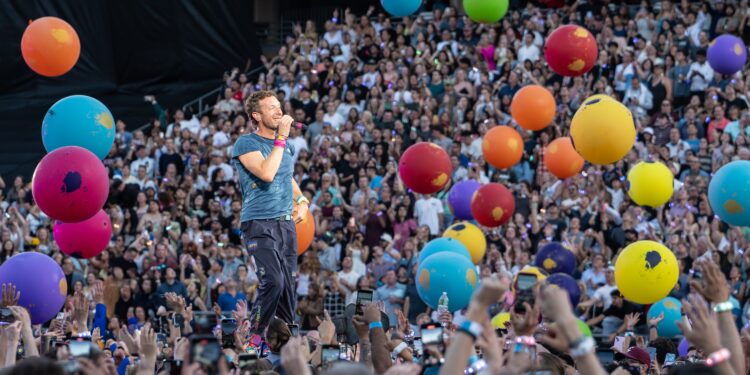 La protagonista de la ‘Kiss Cam’ de Coldplay que dio la vuelta al mundo deja su trabajo | Gente