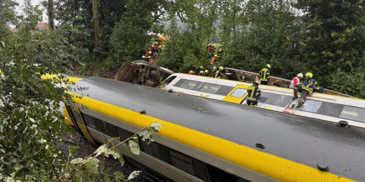 Varios muertos y heridos al descarrilar un tren en el sur de Alemania | Internacional