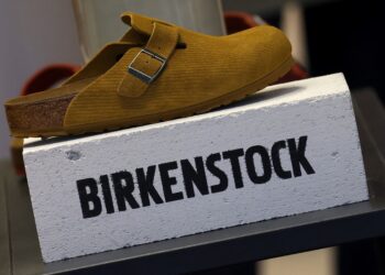 Birkenstock cae en Bolsa pese al furor por sus zuecos de moda y el aumento de los precios de sus sandalias | Empresas