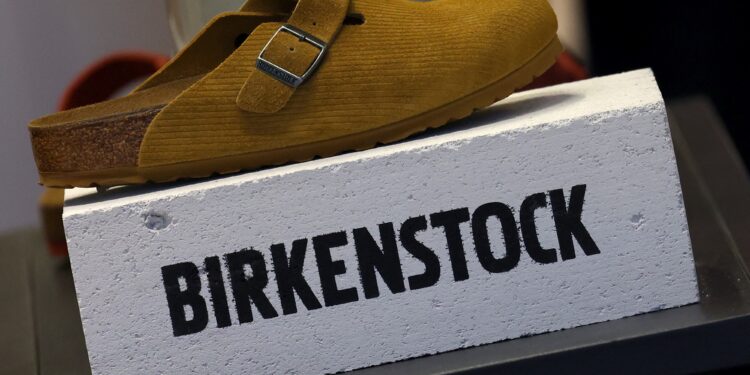 Birkenstock cae en Bolsa pese al furor por sus zuecos de moda y el aumento de los precios de sus sandalias | Empresas