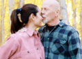 Bruce Willis vive ahora bajo cuidados permanentes en una vivienda separada, confirma Emma Heming Willis