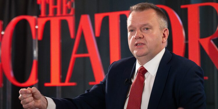 Downing Street defiende los planes de movilidad juvenil y de alineamiento normativo con Bruselas, y acusa a los 'tories' y a Nigel Farage de "resucitar batallas del pasado": El Gobierno de Starmer abraza sin complejos su acercamiento a la UE tras el Brexit | Internacional