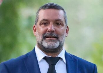 El cantante Jaime Anglada, amigo de Felipe VI, sigue en la UCI y responde a las operaciones “sin complicaciones inmediatas” | Gente