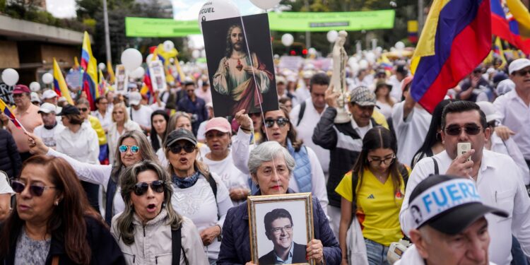 Las reacciones de Colombia tras la muerte de Miguel Uribe Turbay: “Mataron la esperanza”