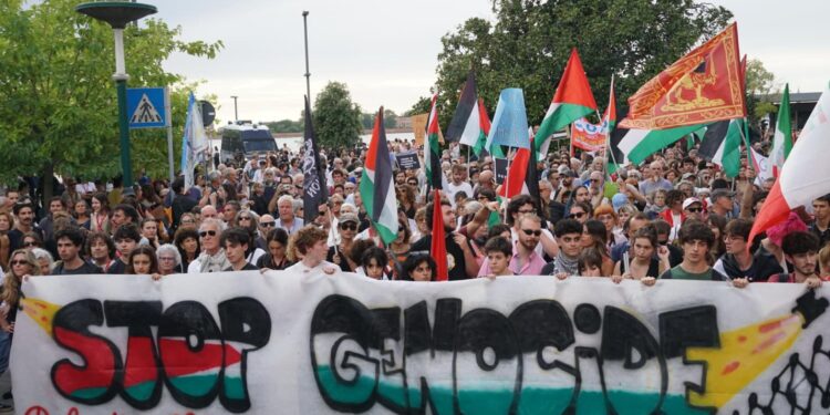 Miles de personas se manifiestan por Gaza en medio del Festival de Venecia | Cultura