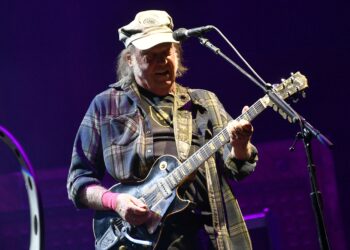 Neil Young canta con rabia contra Trump en su nuevo tema: “No necesitamos reglas fascistas, no queremos escuelas fascistas” | Cultura