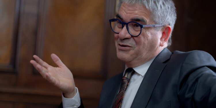 Renuncia sorpresivamente Mario Marcel, el ministro de Hacienda Boric, a menos de siete meses del fin del Gobierno