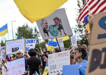 Protestas, esperanza, escepticismo (y una gigantesca bandera de Ucrania) aguardan en Anchorage a Putin y Trump | Internacional