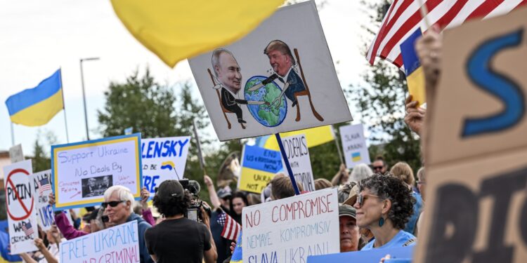 Protestas, esperanza, escepticismo (y una gigantesca bandera de Ucrania) aguardan en Anchorage a Putin y Trump | Internacional