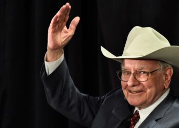 Warren Buffett reduce posiciones en Apple y vende acciones por 3.400 millones de euros | Mercados Financieros