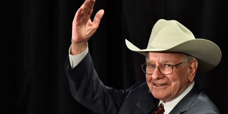 Warren Buffett reduce posiciones en Apple y vende acciones por 3.400 millones de euros | Mercados Financieros