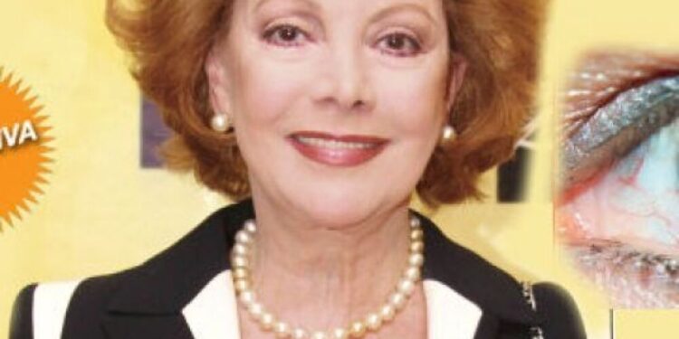 Jacqueline Andere ¡se cura una enfermedad a través de sus ojos!