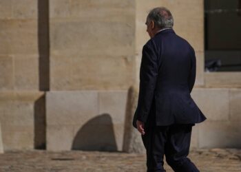 Bayrou, el hombre invisible | Internacional