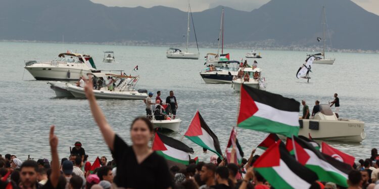 Dos barcos de la flotilla con ayuda a Gaza sufren un nuevo ataque con drones | Internacional