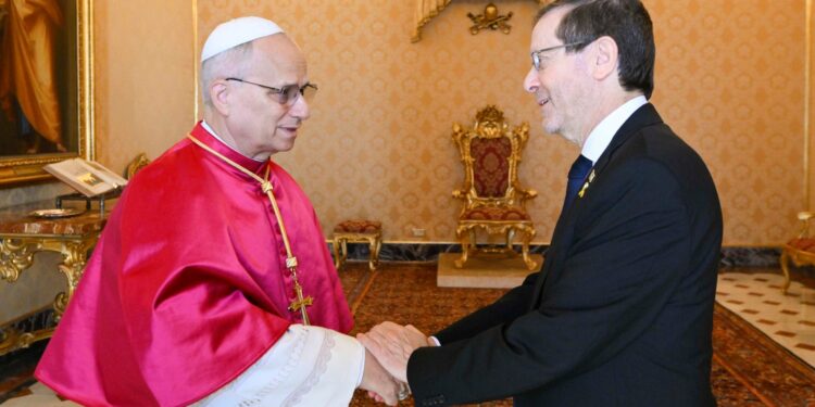 El Vaticano e Israel intentan un acercamiento en sus tensas relaciones por la ofensiva en Gaza | Internacional