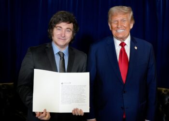 El abrazo de Trump a Milei, un rescate al borde del abismo