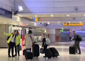 El aeropuerto londinense de Heathrow reabre tras evacuar una de sus terminales por la presencia de “material peligroso” | Internacional