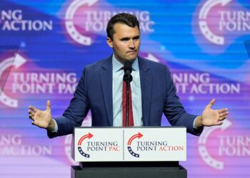 El comentarista conservador Charlie Kirk recibe un disparo en una universidad de EE UU | Internacional