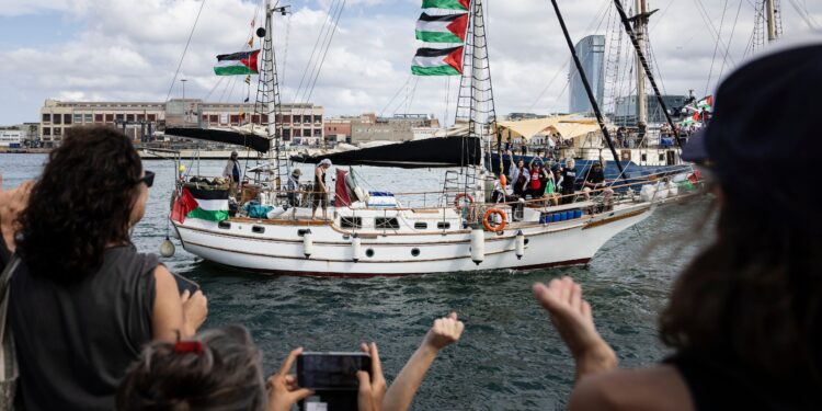 La flotilla humanitaria con ayuda para Gaza regresa a puerto por mal tiempo | Internacional