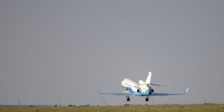 Las interferencias rusas del GPS alteran decenas de miles de vuelos en el este de Europa | Internacional