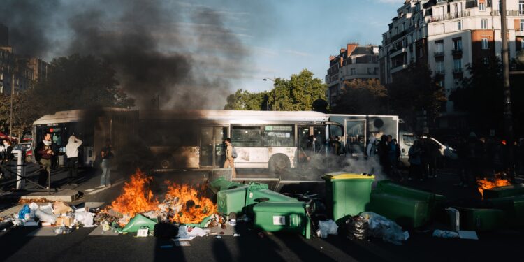 Las primeras horas de la jornada de bloqueo en Francia dejan 200 detenidos | Internacional