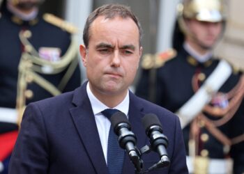 Lecornu: El nuevo primer ministro de Francia comienza a hacer concesiones a los partidos para evitar otra crisis | Internacional