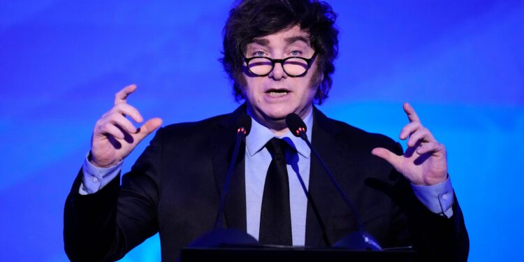 Milei modera el tono ante la ultraderecha reunida en Paraguay