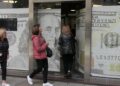 Milei repone restricciones cambiarias para controlar el mercado de divisas