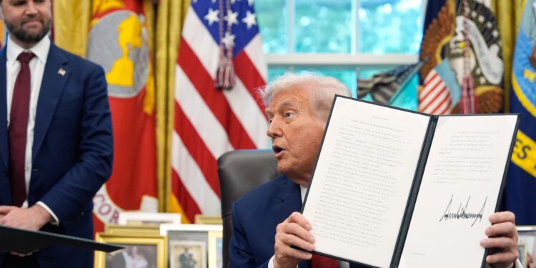 Trump firma un decreto para permitir que TikTok siga operando en Estados Unidos | Internacional
